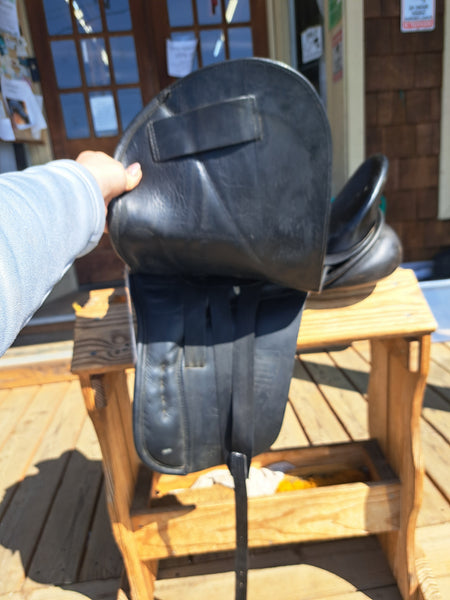 17" Hennig Dressage Saddle