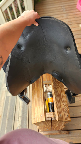 Mustang soft saddle with sturrips