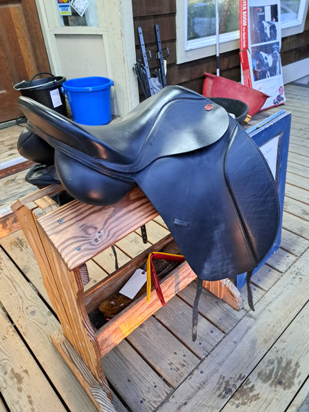 17.5" Kent and Master Original Dressage saddle