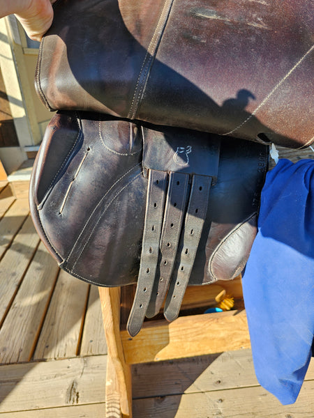 17.5" Frank Baines Close Contact Jump Saddle