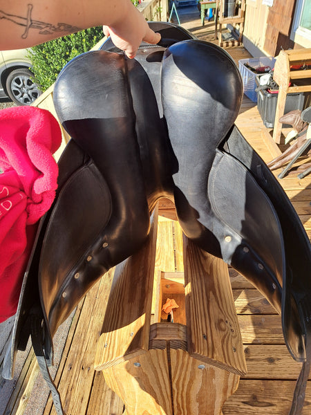 17" Albion Platinum Dressage Saddle