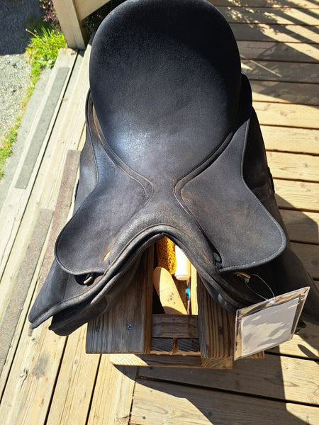 16" Wintec Isabell Dressage Saddle