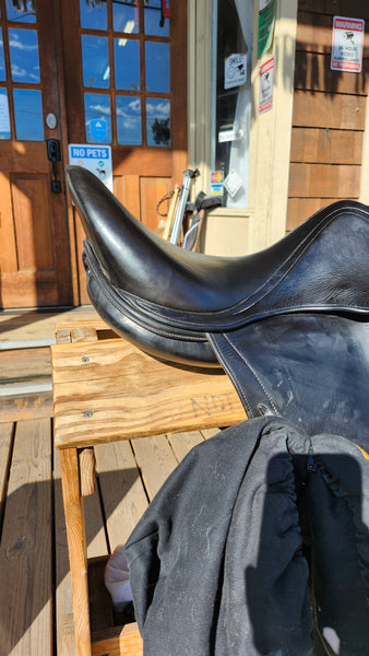 17.5" L'Apogee 2DL Dressage Saddle