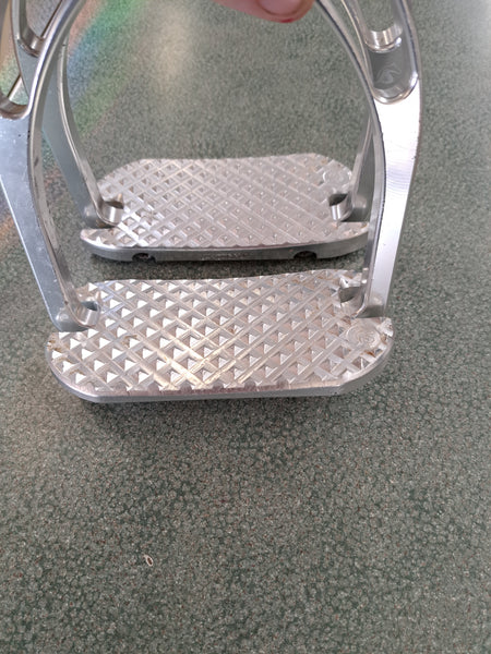 Jin Stirrups Irons