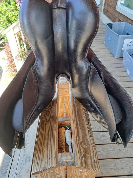18" County Conquest Jumping Saddle