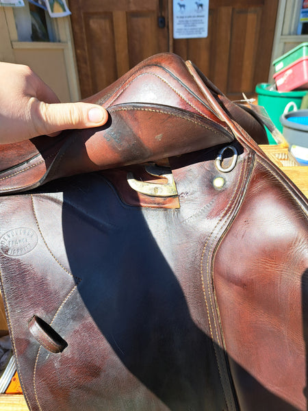 16.5" Devoucoux Biarritz Close Contact Saddle