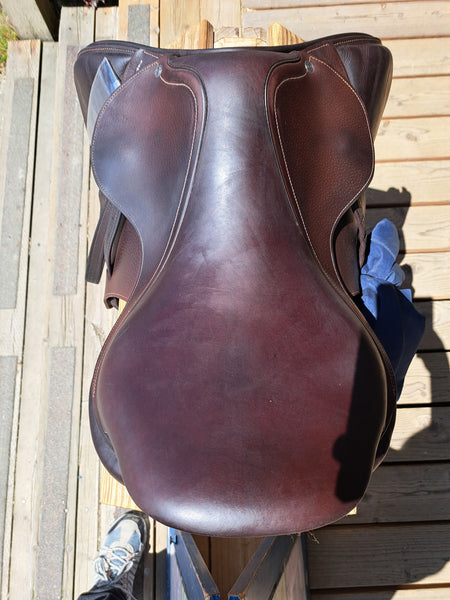 18" Antares Signature Close Contact Jumping Saddle