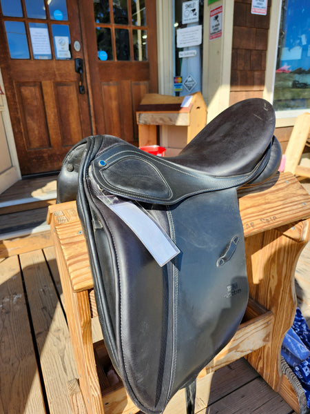 17.5" Stubben Scandica D.L. Dressage Saddle