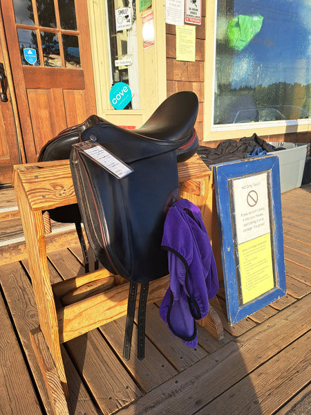 18" DT Saddlery Butterfly Dressage Saddle