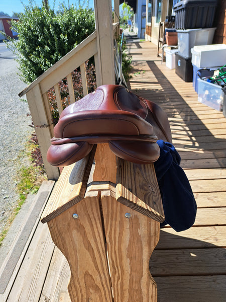18" Collegiate Close Contact Jumping Saddle
