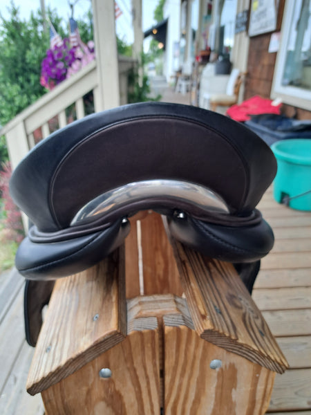 18" WOW Dressage Saddle