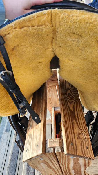 15" Classic Crates Round Skirt Trail Saddle
