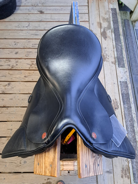 17.5 Kent and Masters Original Dressage saddle