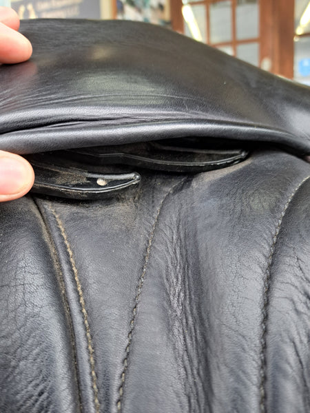 18" WOW Dressage Saddle