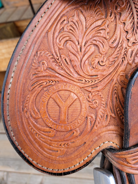 15.5" Treeless Tammy Fischer by Circle Y Barrel Saddle