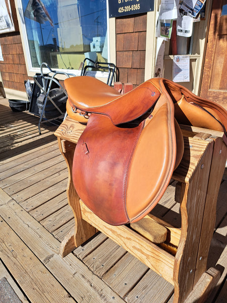 17.5" Courbette Arosa Close Contact Saddle