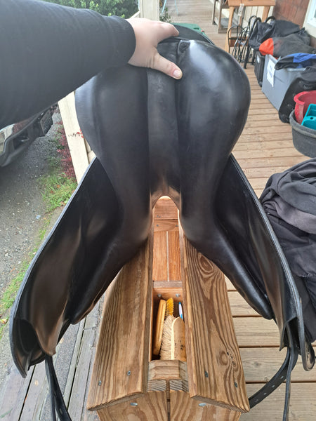 17" Amerigo Vega Dressage Saddle