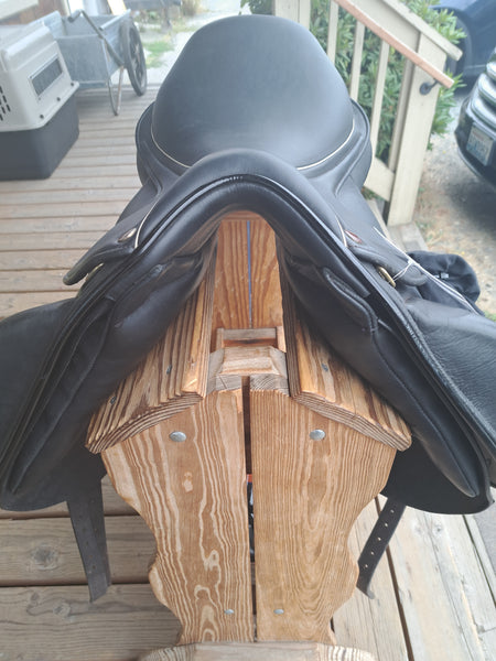 17.5" Max Flex Dressage Saddle